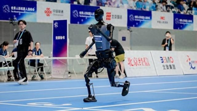 宝威体育-机器人百米跑进10秒大关，意味着什么？|马拉松|宇树科技|Unitree R1|王兴兴|人类_新浪新闻